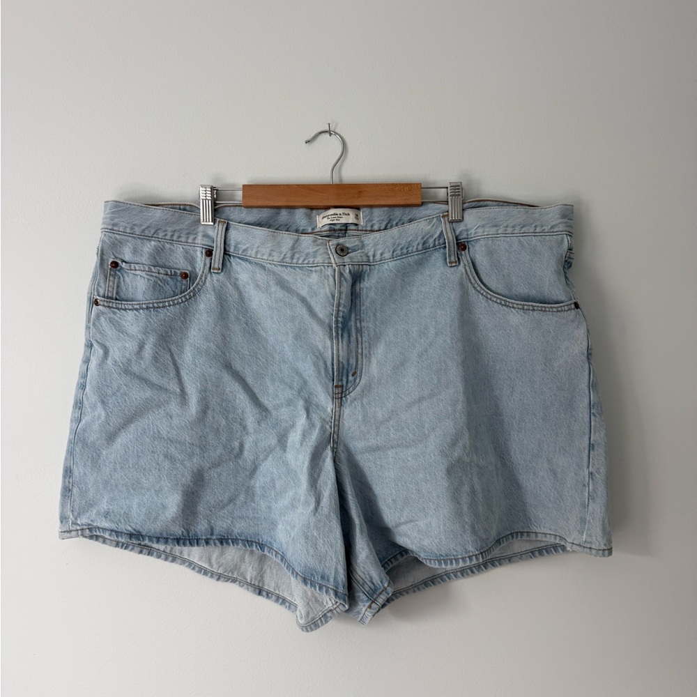 Abercrombie & Fitch Light High Rise Loose Short